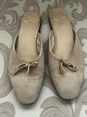 Ann Mashburn Women’s 39 Beige Suede Slip-On Shoe Bow Gold Logo Mule Flats